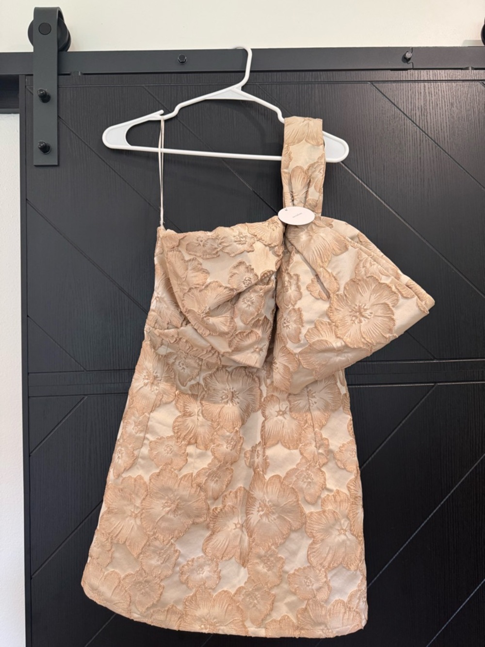 En Creme Beige Floral One-Shoulder Mini Dress Size Medium